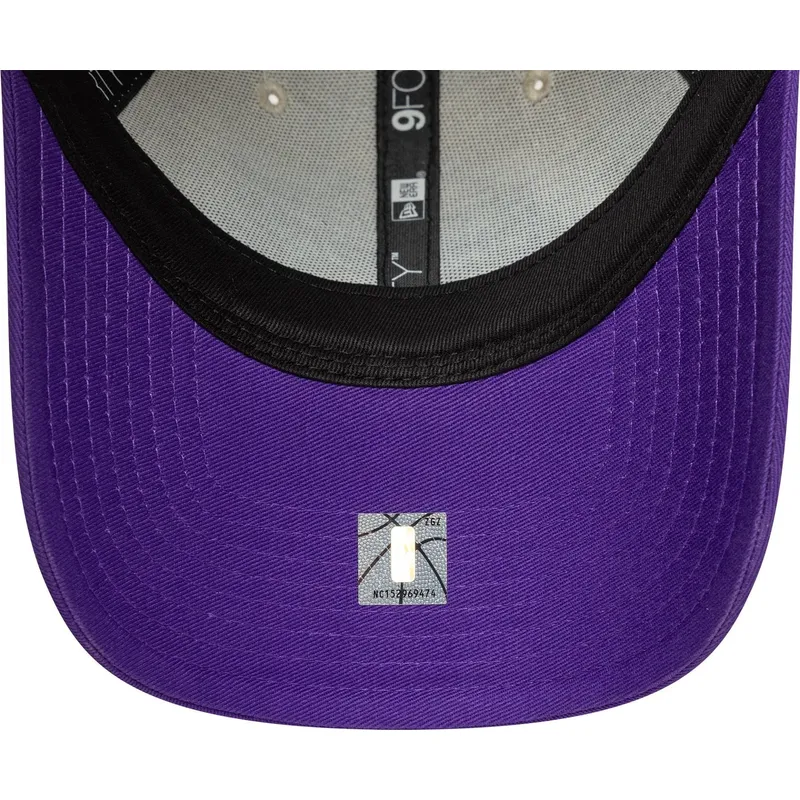 buet-beige-og-violet-justerbar-kasket-9forty-contrast-patch-fra-los-angeles-lakers-nba-fra-new-era