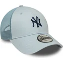 justerbar-bla-trucker-kasket-med-marineblat-logo-9forty-homefield-fra-new-york-yankees-mlb-fra-new-era