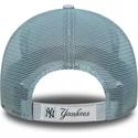 justerbar-bla-trucker-kasket-med-marineblat-logo-9forty-homefield-fra-new-york-yankees-mlb-fra-new-era