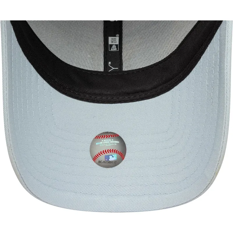justerbar-bla-trucker-kasket-med-marineblat-logo-9forty-homefield-fra-new-york-yankees-mlb-fra-new-era