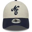 justerbar-9forty-beige-og-marinebla-buet-kasket-i-linned-fra-new-era