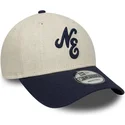 justerbar-9forty-beige-og-marinebla-buet-kasket-i-linned-fra-new-era