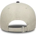 justerbar-9forty-beige-og-marinebla-buet-kasket-i-linned-fra-new-era