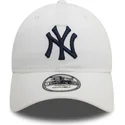hvid-justerbar-buet-kasket-med-blat-logo-9twenty-core-classic-fra-new-york-yankees-mlb-fra-new-era