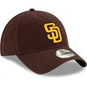 brun-justerbar-9twenty-core-classic-kasket-med-buet-skygge-fra-san-diego-padres-mlb-fra-new-era