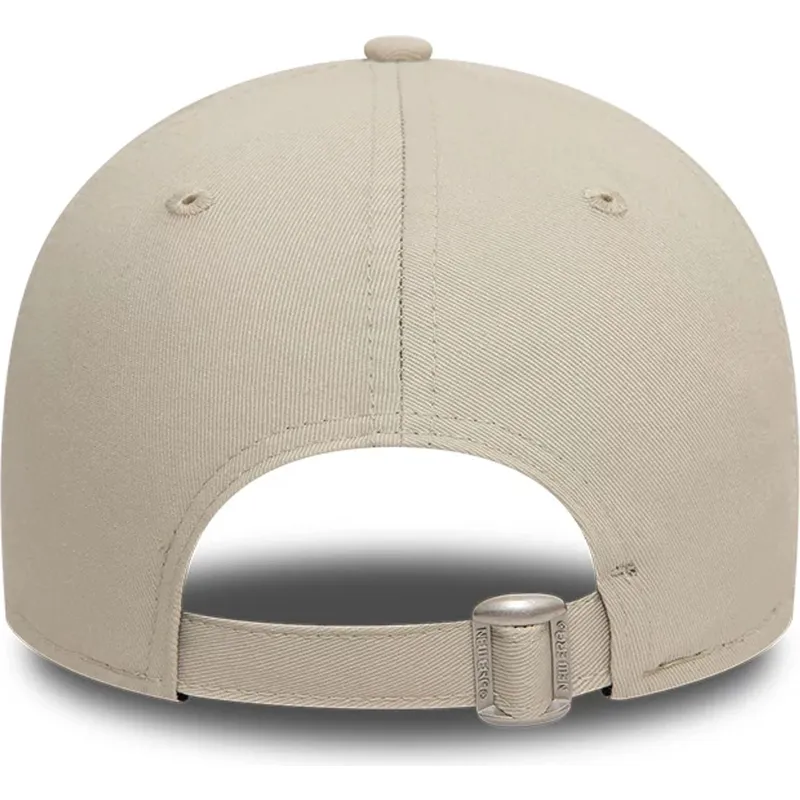 buet-beige-justerbar-kasket-med-hvidt-logo-9forty-league-essential-fra-new-york-yankees-mlb-fra-new-era