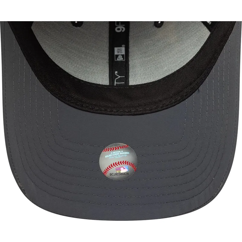 gra-justerbar-curved-cap-med-blat-logo-9forty-recycled-fra-los-angeles-dodgers-mlb-fra-new-era