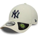 beige-justerbar-baseballkasket-med-buet-skygge-og-marineblat-logo-9forty-recycled-fra-new-york-yankees-mlb-fra-new-era