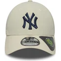 beige-justerbar-baseballkasket-med-buet-skygge-og-marineblat-logo-9forty-recycled-fra-new-york-yankees-mlb-fra-new-era