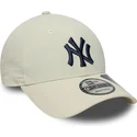 beige-justerbar-baseballkasket-med-buet-skygge-og-marineblat-logo-9forty-recycled-fra-new-york-yankees-mlb-fra-new-era