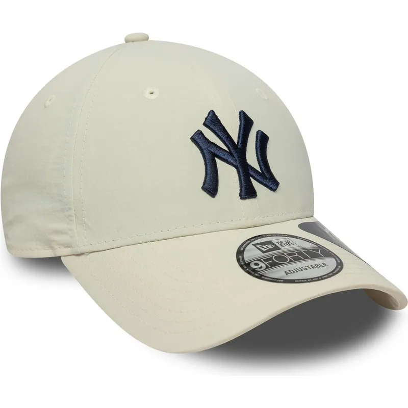 buet-beige-justerbar-kasket-med-marinebla-logo-9forty-recycled-fra-new-york-yankees-mlb-fra-new-era