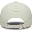 beige-justerbar-baseballkasket-med-buet-skygge-og-marineblat-logo-9forty-recycled-fra-new-york-yankees-mlb-fra-new-era