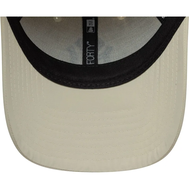 buet-beige-justerbar-kasket-med-marinebla-logo-9forty-recycled-fra-new-york-yankees-mlb-fra-new-era