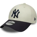 buet-kasket-beige-og-marinebla-justerbar-9forty-side-script-fra-new-york-yankees-mlb-fra-new-era
