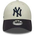 buet-kasket-beige-og-marinebla-justerbar-9forty-side-script-fra-new-york-yankees-mlb-fra-new-era