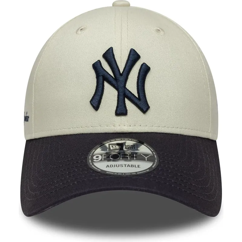 buet-kasket-beige-og-marinebla-justerbar-9forty-side-script-fra-new-york-yankees-mlb-fra-new-era
