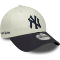 buet-kasket-beige-og-marinebla-justerbar-9forty-side-script-fra-new-york-yankees-mlb-fra-new-era