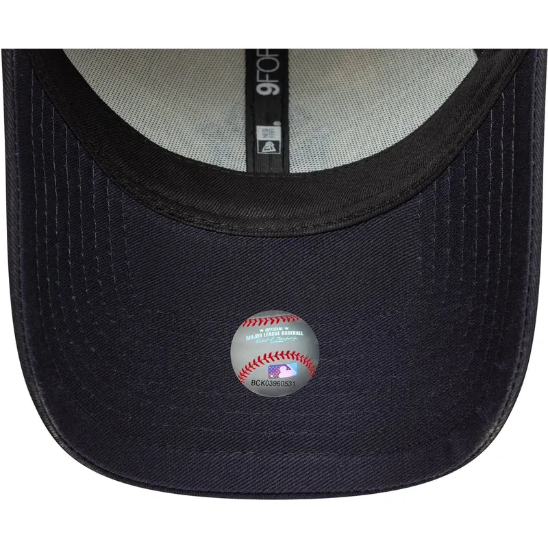 buet-kasket-beige-og-marinebla-justerbar-9forty-side-script-fra-new-york-yankees-mlb-fra-new-era