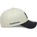 justerbar-9forty-side-script-beige-og-marinebla-buet-kasket-fra-new-york-yankees-mlb-fra-new-era