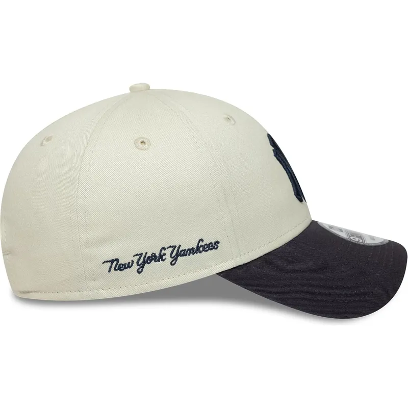 buet-kasket-beige-og-marinebla-justerbar-9forty-side-script-fra-new-york-yankees-mlb-fra-new-era
