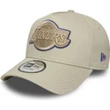 beige-buet-snapback-kasket-med-beige-logo-e-frame-tonal-outline-fra-los-angeles-lakers-nba-fra-new-era