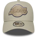 beige-buet-snapback-kasket-med-beige-logo-e-frame-tonal-outline-fra-los-angeles-lakers-nba-fra-new-era