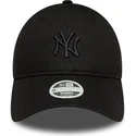 sort-justerbar-kvindekasket-med-buet-skygge-og-sort-new-york-yankees-mlb-logo-9twenty-bow-back-fra-new-era
