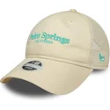 beige-justerbar-trucker-kasket-til-kvinder-9twenty-city-fra-palm-springs-byer-og-strande-af-new-era