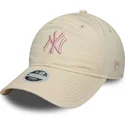 beige-justerbar-kvindehat-med-buet-skygge-og-lyserodt-logo-9twenty-contrast-stitch-fra-new-york-yankees-mlb-fra-new-era