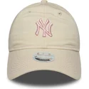 beige-justerbar-kvindehat-med-buet-skygge-og-lyserodt-logo-9twenty-contrast-stitch-fra-new-york-yankees-mlb-fra-new-era