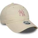 beige-justerbar-buet-kasket-til-kvinder-med-lyserodt-logo-9twenty-contrast-stitch-fra-new-york-yankees-mlb-af-new-era