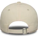 beige-justerbar-kvindehat-med-buet-skygge-og-lyserodt-logo-9twenty-contrast-stitch-fra-new-york-yankees-mlb-fra-new-era