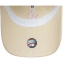 beige-justerbar-kvindehat-med-buet-skygge-og-lyserodt-logo-9twenty-contrast-stitch-fra-new-york-yankees-mlb-fra-new-era