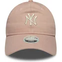new-york-yankees-mlb-new-era-9twenty-dye-denim-justerbar-lyserod-kvindekasket-med-buet-skygge