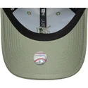 gron-justerbar-kvindekasket-med-buet-skygge-og-gront-logo-9twenty-linen-af-detroit-tigers-mlb-fra-new-era
