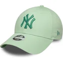 new-era-new-york-yankees-mlb-9forty-metallic-logo-gron-justerbar-kvindekasket-med-buet-skygge-og-gront-logo