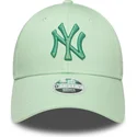 new-era-new-york-yankees-mlb-9forty-metallic-logo-gron-justerbar-kvindekasket-med-buet-skygge-og-gront-logo