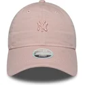 lyserod-justerbar-buet-kasket-til-kvinder-med-lyserodt-logo-9twenty-mini-washed-fra-new-york-yankees-mlb-fra-new-era