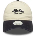 beige-og-marinebla-justerbar-kvindekasket-9twenty-fra-new-era