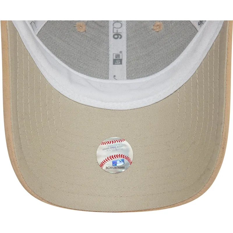 beige-justerbar-kvindehat-med-buet-skygge-9forty-velour-diamante-los-angeles-dodgers-mlb-fra-new-era
