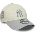 buet-beige-og-gra-justerbar-kasket-til-kvinder-9twenty-world-series-cooperstown-fra-new-york-yankees-mlb-fra-new-era