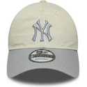 beige-og-gra-justerbar-kvindehat-med-buet-skygge-9twenty-world-series-cooperstown-new-york-yankees-mlb-fra-new-era