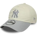 beige-og-gra-justerbar-kvindehat-med-buet-skygge-9twenty-world-series-cooperstown-new-york-yankees-mlb-fra-new-era