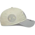 beige-og-gra-justerbar-kvindehat-med-buet-skygge-9twenty-world-series-cooperstown-new-york-yankees-mlb-fra-new-era