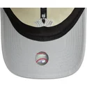 beige-og-gra-justerbar-kvindehat-med-buet-skygge-9twenty-world-series-cooperstown-new-york-yankees-mlb-fra-new-era