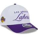 hvid-og-violet-buet-snapback-kasket-9forty-m-crown-draft-2025-fra-los-angeles-lakers-nba-fra-new-era