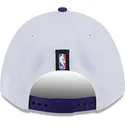 hvid-og-violet-buet-snapback-kasket-9forty-m-crown-draft-2025-fra-los-angeles-lakers-nba-fra-new-era
