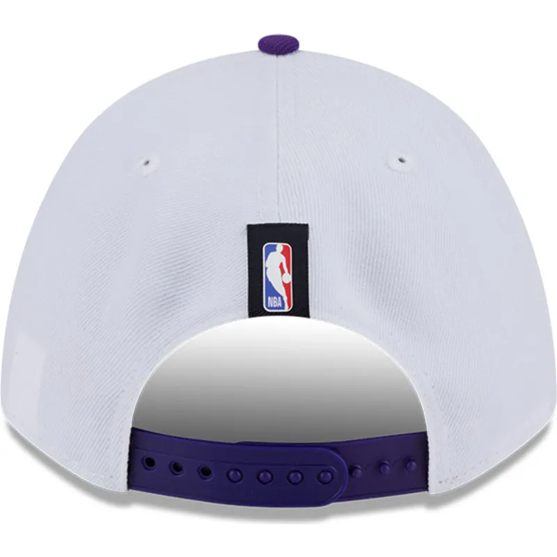 hvid-og-violet-buet-kasket-snapback-9forty-m-crown-draft-2025-fra-los-angeles-lakers-nba-fra-new-era