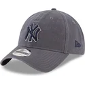 gra-justerbar-kasket-med-buet-skygge-og-blat-logo-9twenty-core-classics-fra-new-york-yankees-mlb-af-new-era
