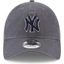 gra-justerbar-kasket-med-buet-skygge-og-blat-logo-9twenty-core-classics-fra-new-york-yankees-mlb-af-new-era